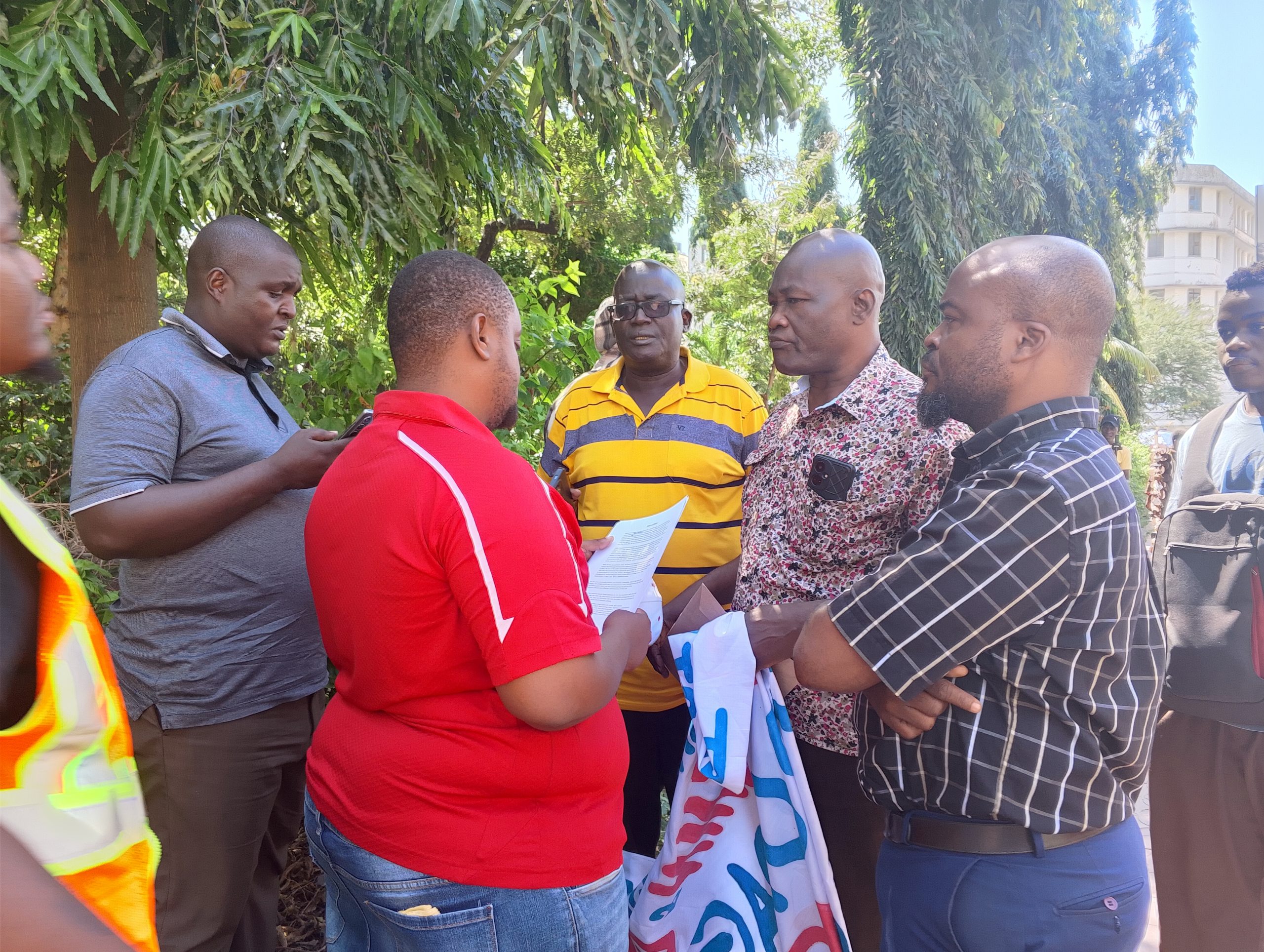 Former Dock Workers Union (DWU) officials led by Wycliffe Baraza and Paul Abisa addressing journalists at the famous Tusks along Moi Avenue in Mombasa county. 
